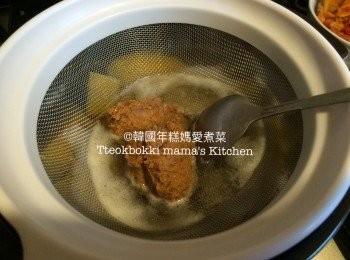 step4: 將2湯匙韓國麵豉醬放入篩裡，用湯匙攪溶麵豉醬，