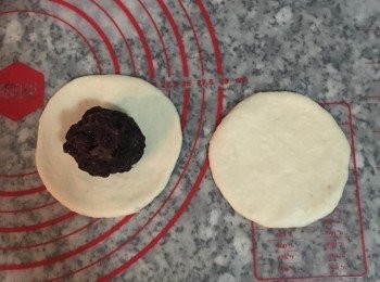 step13: 第一顆滾圓的先拿起來用桿麵棍滾平後。