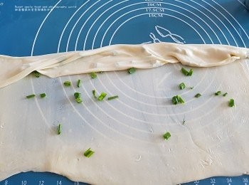 step3: 繼而拉起麵粉皮 一接又一接地向下拉