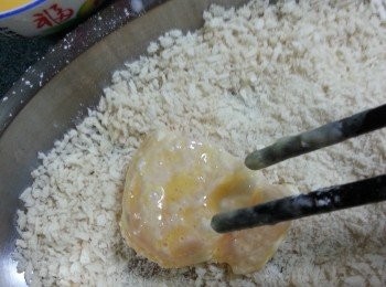 step7: 再沾滿麵包糠,將魚放上以舖牛油紙的碟上