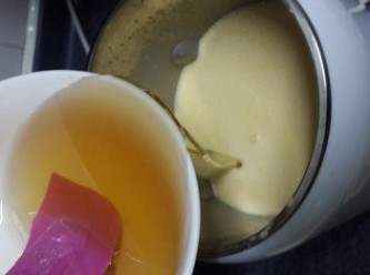 step5: 再將魚膠溶液倒入芒果牛奶中，再用果汁功能打1分鐘