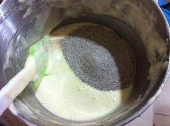 step2: 加入白咖啡榛子3合1，輕輕拌均勻，然後篩入低筋麵粉，以輕輕反手劃圈的方式拌均勻至無粉粒。但不要攪拌過度