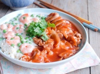 step7: 然後再將兩種醬汁倒在炒飯上即成！