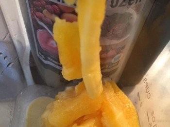 step7: 芒果及菠蘿在機內混合，形成沙冰，並緩緩注入隨機配備的蔬果汁杯。