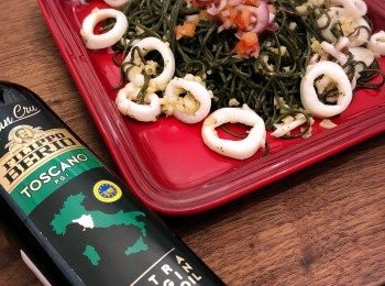 step5: 蕃茄和紅洋蔥切碎，加少許橄欖油和鹽拌匀。放於意粉上，吃時伴匀。