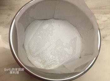 step4: 取一個6吋的烤模，2個小的布丁模；鋪上烘培紙或是杯子蛋糕紙模