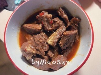 step5: 1.電鍋跳起.先把牛肉撈起泡湯汁備用(牛肉對燉太久會失去甜味.口感也不好吃) 2.外鍋再放3杯水.續熬<span class="group_5">高湯</span>