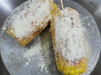 step8: 玉米放在盤中撒上適量的起士粉~~~