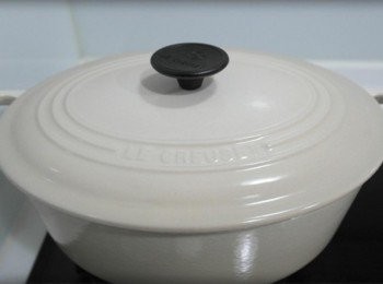 step2: 開中火滾了之後蓋上鍋蓋轉小火熬約1小時!!