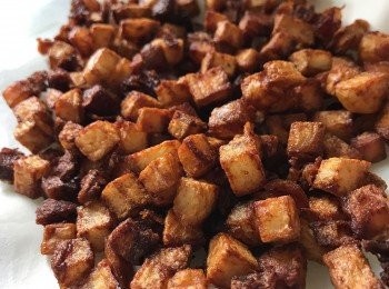 step1: 薯仔切粒, 並放在熱油中炸, 直至熟透為止. 待用.