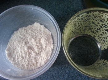step4: 中筋麵粉用15g滾水拌勻