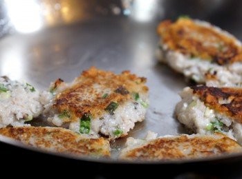 step6: 用中慢火煎至兩面金黃色及熟透，即成。可伴上XO醬同食，更添風味。