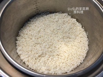 step1: 糯米、長米洗淨，泡水2小時後，瀝乾水分，放入電鍋外鍋1.5杯水按下電鍋蒸熟