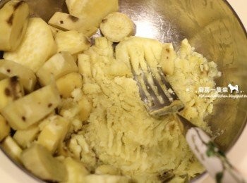 step2: 蒸好後倒掉碗中多餘的水份，趁熱以叉子壓成泥狀。