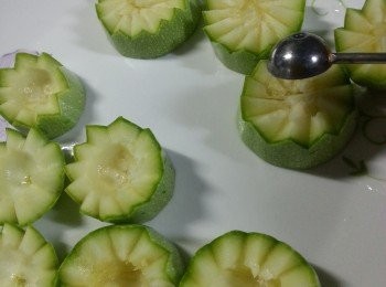 step11: 將瓜中間挖空部份