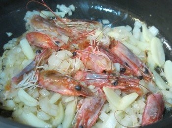 step3: 放入蝦頭炒3分鐘，然後倒入白酒煮5分鐘後，倒入番茄糊一起再煮5分鐘，將蝦頭取出。