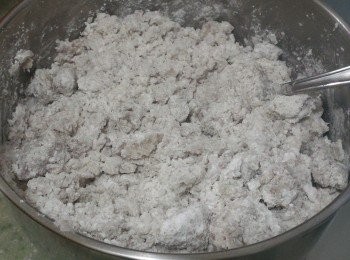 step2: 加入熱水及木薯粉拌勻再搓成團。