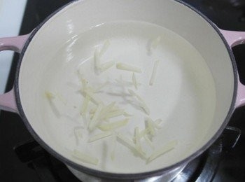 step1: 將水及薑絲放入鍋中待煮滾!!