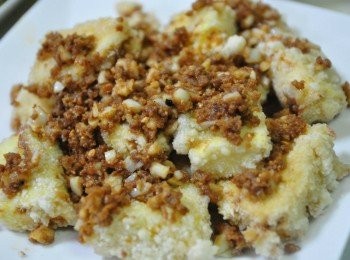 step5: 撈起煸好的蒜酥淋在豆腐上層即可享用~