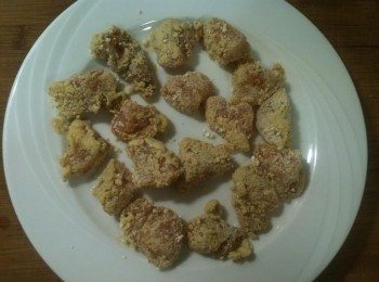 step8: 將穿好<span class="group_1"><span class="group_2">外衣</span></span>的雞丁靜置，使<span class="group_2">外衣</span>反潮（也就是蕃薯粉變溼的意思）。