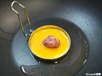 step4: 放油熱鍋置入煎蛋器舀一勺蛋液並放上豬絞肉球