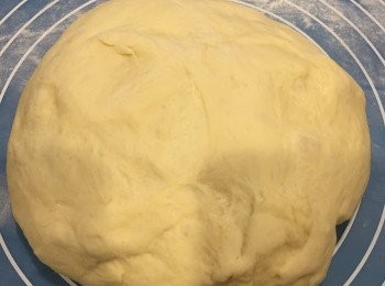 step1: 先將所有材料放進麵包機內選擇製作麵團，大概一小時，然後取出。