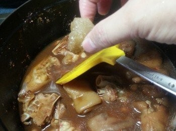 step10: 再落1粒冰糖(冰糖是會令豬手更易腍)