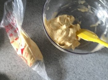 step6: 完成後，取出熱水和麵包。預熱焗爐180度。