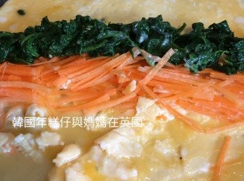 step4: 燒熱鑊下油和適量蛋漿煎一會，放入已調味好的菠菜和甘筍絲，