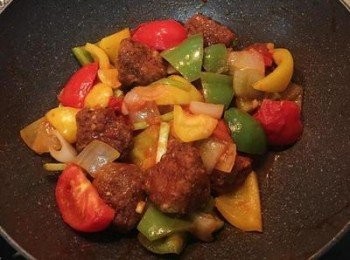 step7: 最後放入青椒和甜椒拌炒，收汁後放入蔥段拌兩下，即可盛盤上菜。