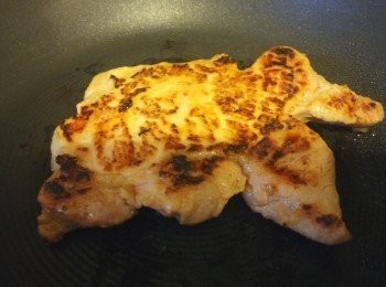 step3: 做法: 將醮好的豬扒和香茅盡量分開,將部份靚啲的香茅攞起備用. 其餘香茅同豬扒一起煎,煎熟後攞起備用。 開新鑊將靚香茅,乾蔥炒香後加半湯匙雞汁後落埋蔥粒放在
 豬扒面即成 。