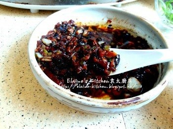 step9: 取出加入少許生抽 , 糖及熟油拌勻成豆豉醬備用