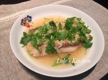 step3: ~~完成~~
跳起來後即可起鍋，撒香菜末、擠上檸檬汁
道地的泰式清蒸檸檬魚就完成囉！
酸酸甜甜的口感很下飯，
讓人忍不住一口接一口喔~~