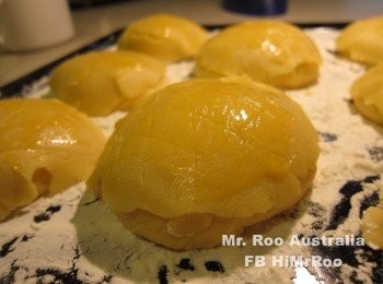 step3: 4.    
等佢發酵時可以整個菠蘿皮. 材料用手搓, 用電鑽驚會起筋.
5.     
然後將舊野放入雪櫃雪最少一個鐘.
6.      
麵團發酵後, 搓出裡面氣泡, 分成8小個.