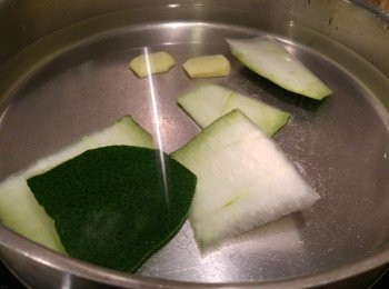 step2: 薑片、冬瓜皮和水一起煲滾,滾後再落冬瓜和瘦肉。