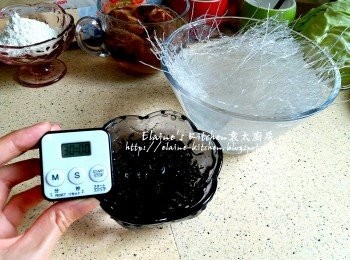 step2: 期間將粉絲剪半 , 同木耳絲一樣加水浸30分鐘至軟身
