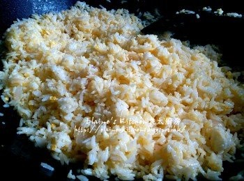 step7: 將餘下份量的蛋液及薑汁蓉加入炒飯內 , 加少許鹽調味炒至飯乾身