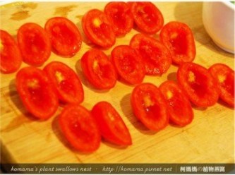 step4: 將斜切成半的小番茄，個別用小刀逐一取出其果肉。
