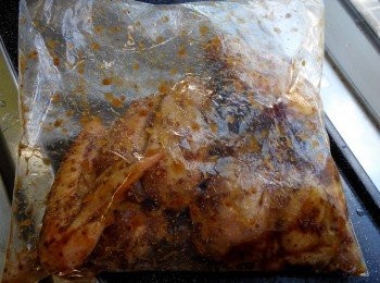 step2: 將蜜糖芥末籽烤汁放入密實袋中，再將雞全翼倒入醃大約2小時。