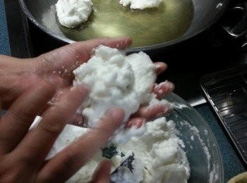 step4: 再加上蛋白蓋過豆沙,成球狀