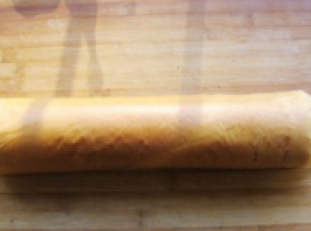 step9: 倒扣放至不燙手後再撕去油紙，接著抹上藍莓醬。