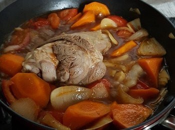 step4: 繼而加入鼓油、紹興酒、冰糖與及豆瓣醬，最後加入清水煮至滾起