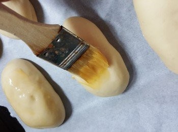 step9: 先預熱焗爐180度10分鐘,將蛋漿搽上麵包上