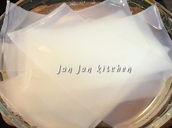 step2: 將粉皮浸於水中，慢慢分開一片片。因為唔浸水分開會易爛。