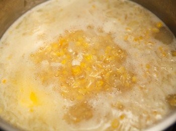 step3: 接著倒入玉米、玉米醬和高湯煮滾。