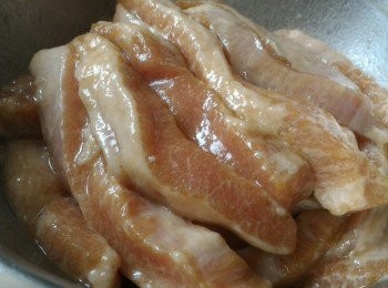step1: 豬頸肉與醃料拌勻醃至少1小時。

醃料:
日式醬油1湯匙，雞粉1茶匙，砂糖1.5茶匙，粟粉(玉米粉)1茶匙，麻油2茶匙，胡椒粉少許。