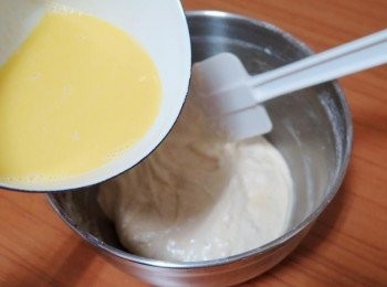 step5: 接著加入事先溫熱過步驟3，再次拌勻