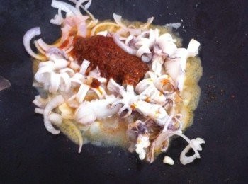 step3: 然後加入東炎醬大火煮滾，灑上少許鹽巴調味即可。