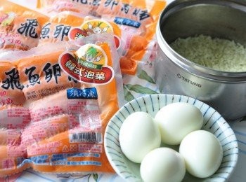 step1: 準備好喜歡的香腸口味，我選擇的是飛魚卵泡菜，將米飯與雞蛋分別蒸熟