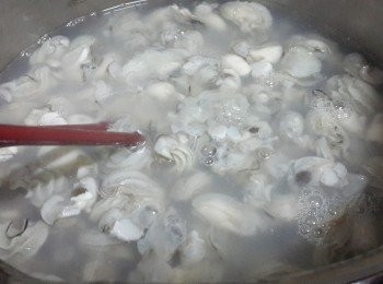 step3: 鍋煲滚水倒落蠔仔飛下水（1分鐘），再一只只清洗，怕有蠔碎殼，瀝干水 ，放於廚房紙上备用